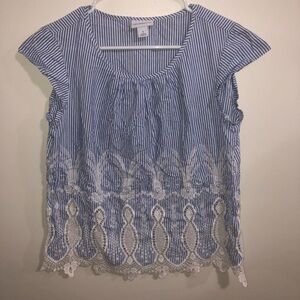 Liz Claiborne 100% cotton top with lace detailing at the hem embroidered S